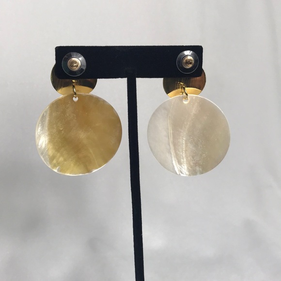 🌻 3/25 🌻 Pearl Shell Earrings - Picture 3 of 4